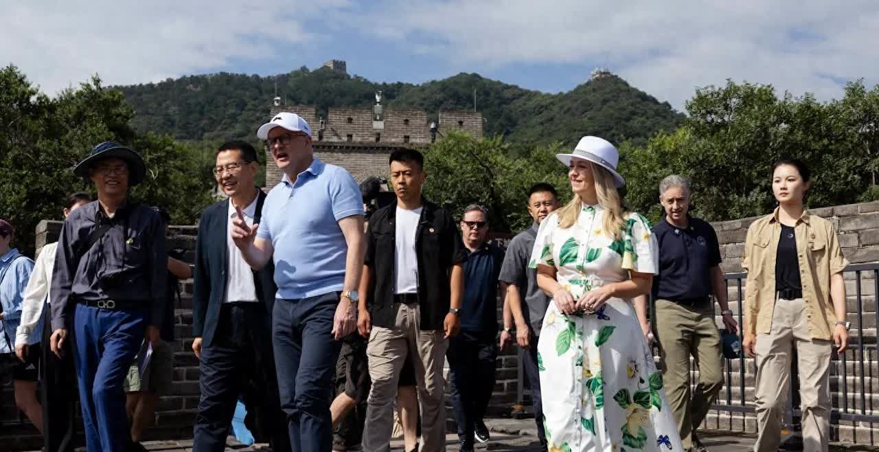 “最美女保镖”严月霞陪澳大利亚总理爬长城！穿咖色衬衫配休闲裤，私服造型又美又飒~