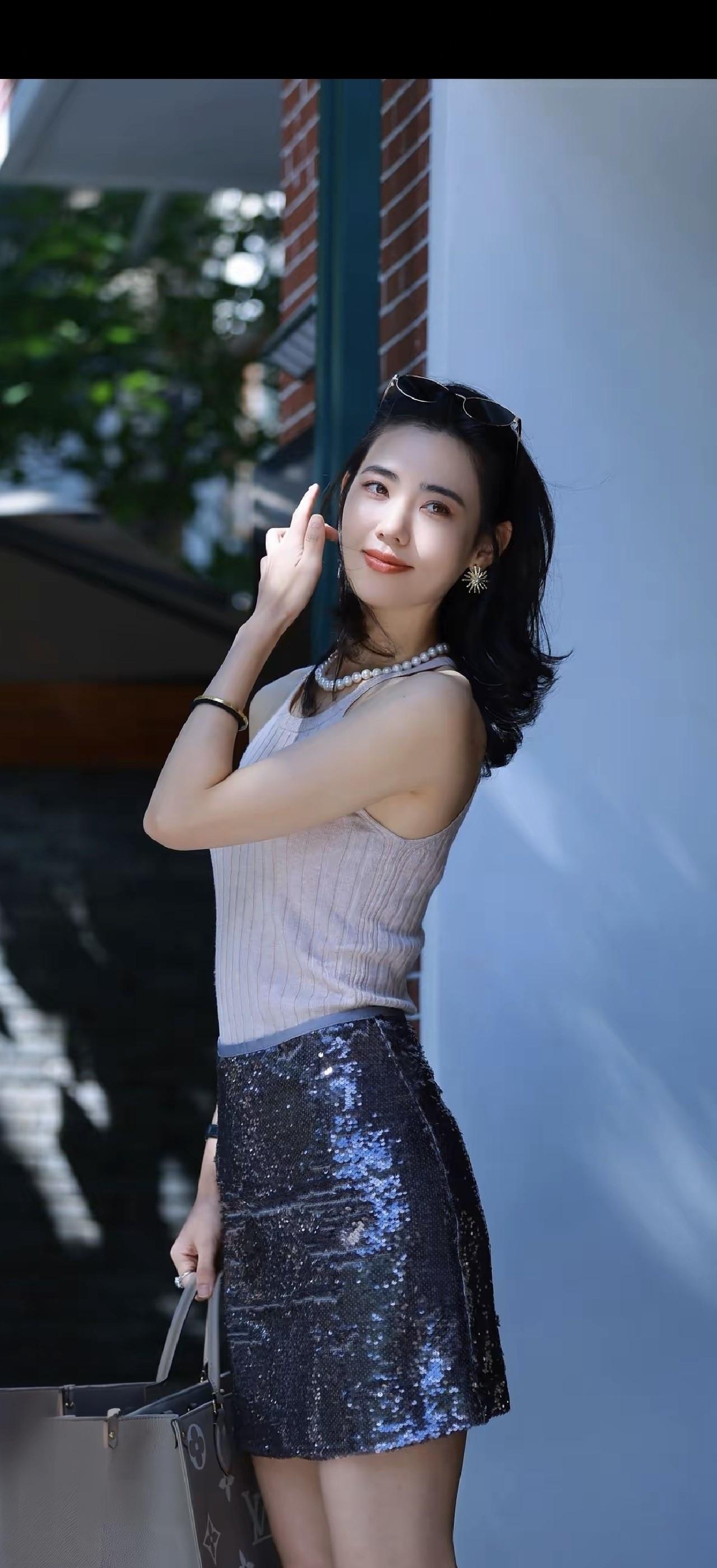 这姑娘打扮得真时髦，闪亮又优雅！