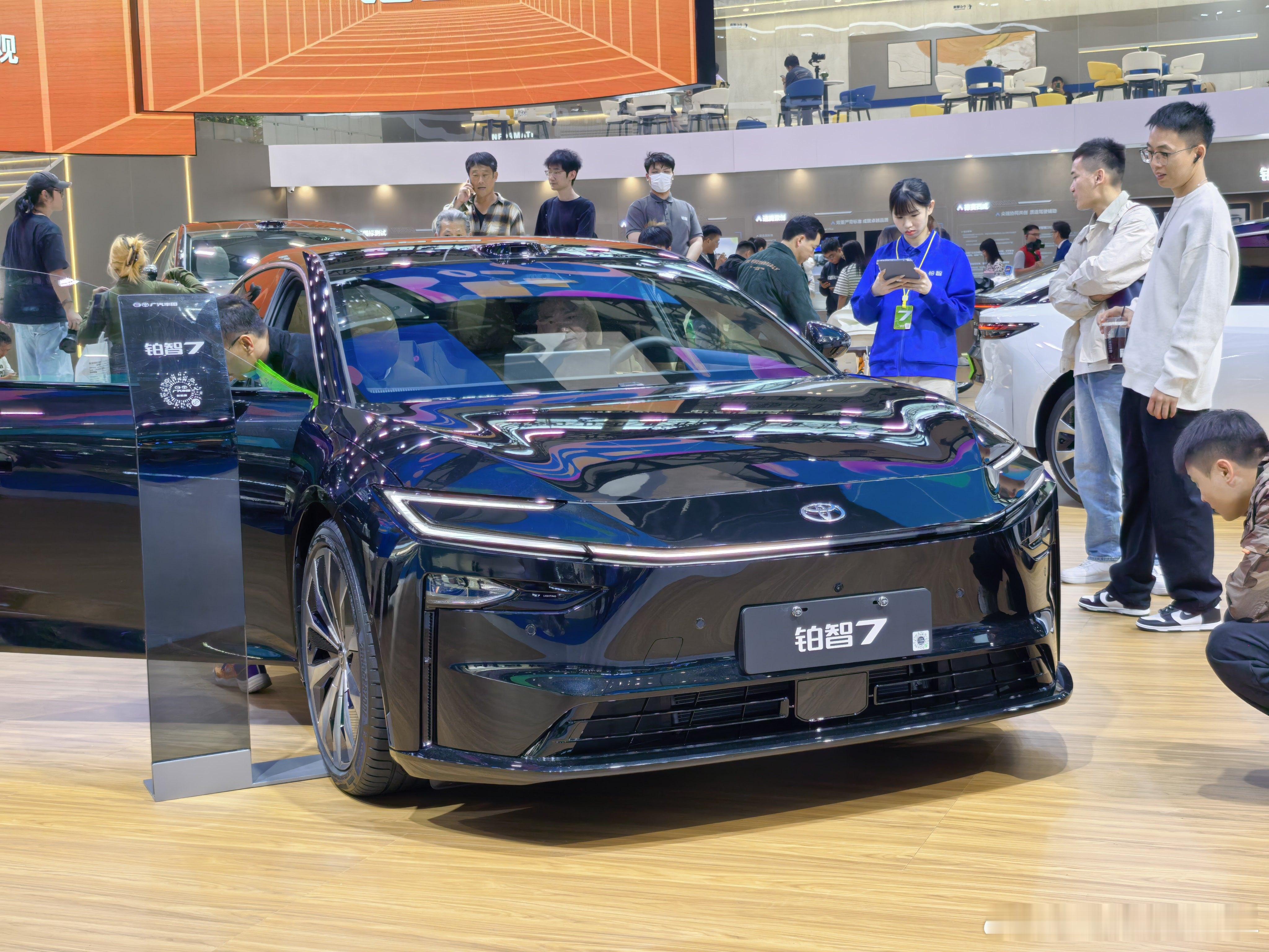 抓住车展最后时刻再看一次铂智7，黑色车身和白色内饰，再加上实木饰板，贴合中年男人