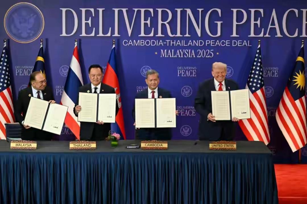 交战第五天，泰国通告柬埔寨，40万边境百姓大转移，中方踩下刹车东南亚边境的炮