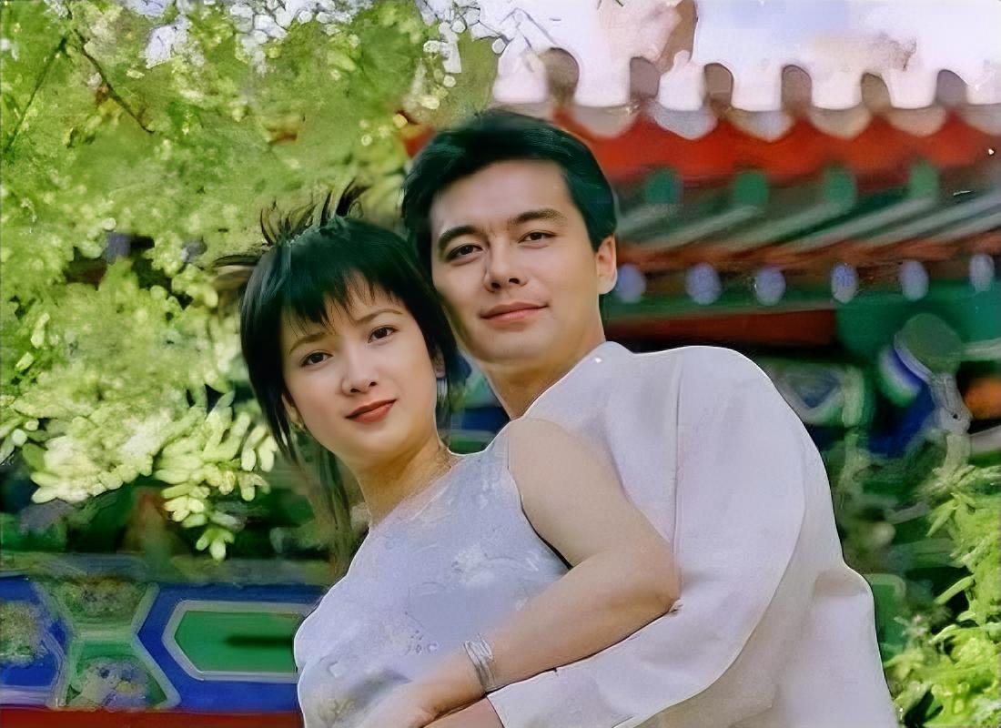 1998年夏天，何晴与许亚军的合影，郎才女貌，十分般配，惊艳了时光。