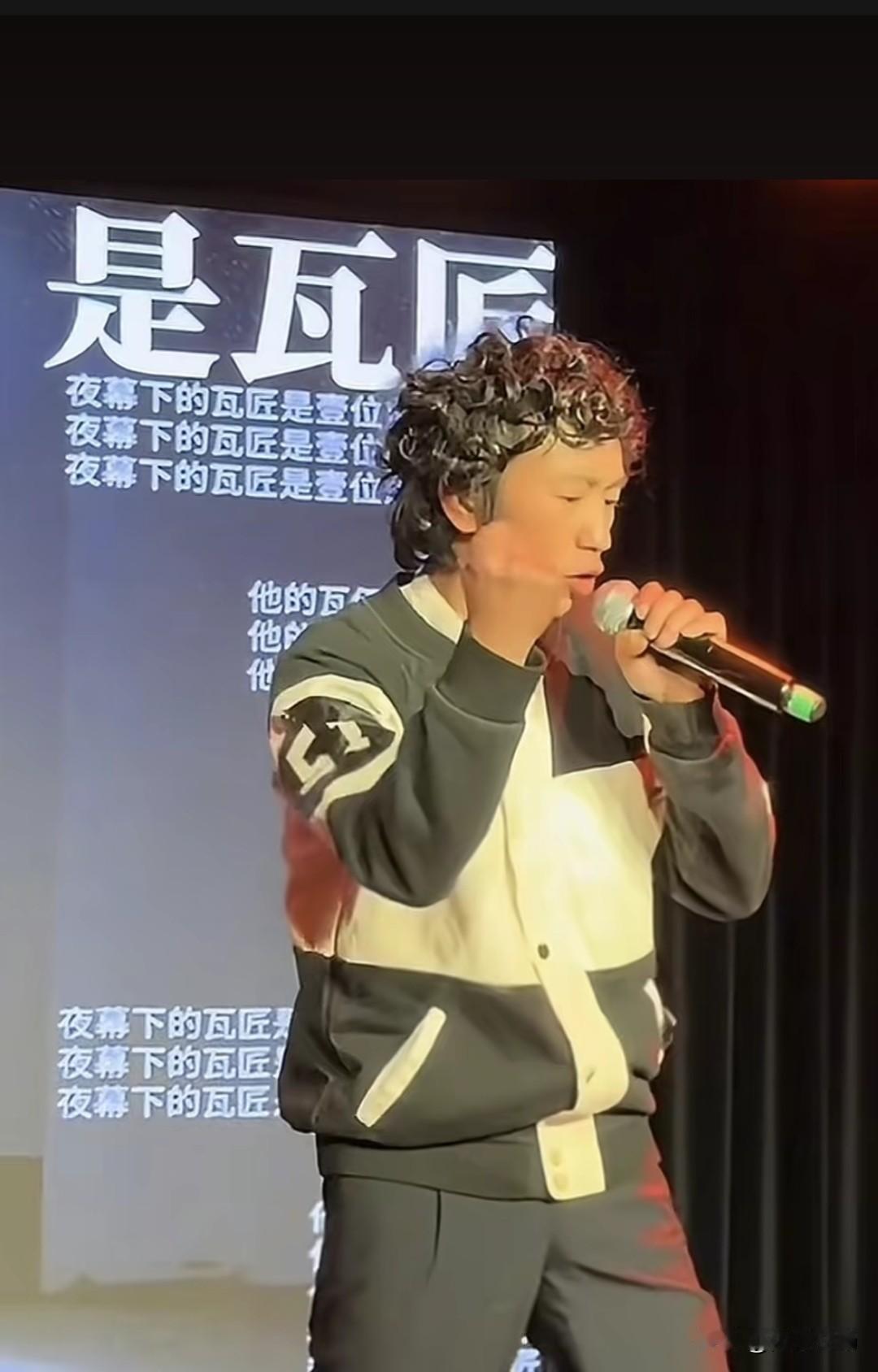 国际巨星庞麦郎各地巡演出场费曝光了，一场高达6万。从酒吧驻唱到县城巡演，一步一个