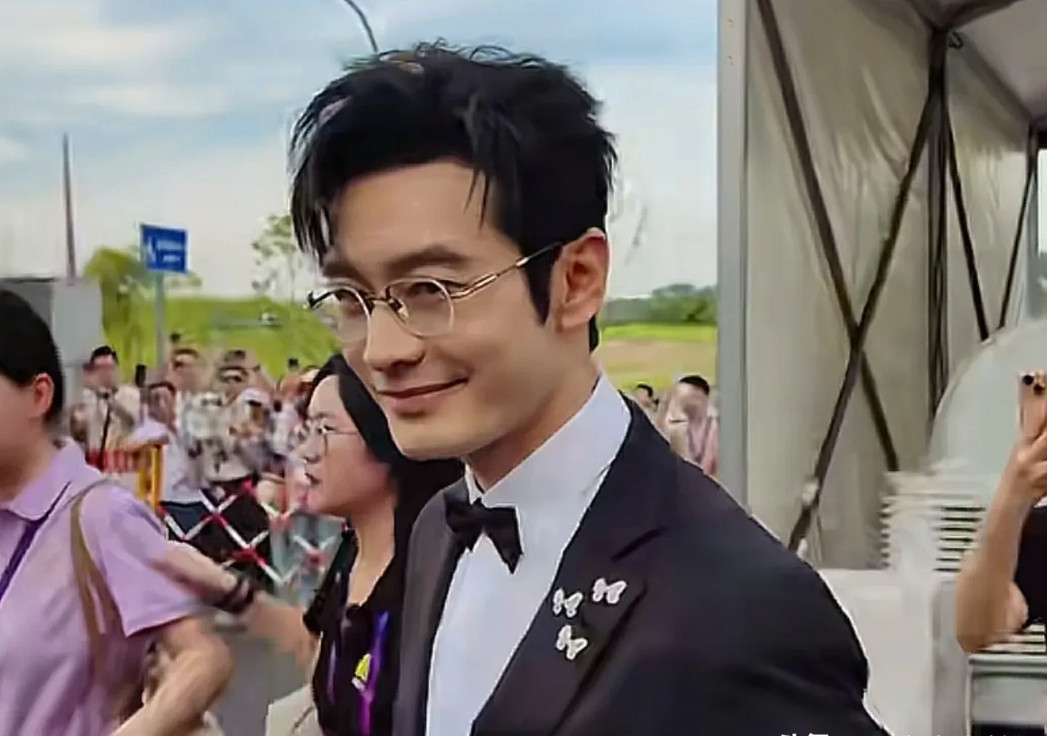 黄晓明来重庆永川了，穿西装打领带气度非凡，重庆这可是38度的天气呀