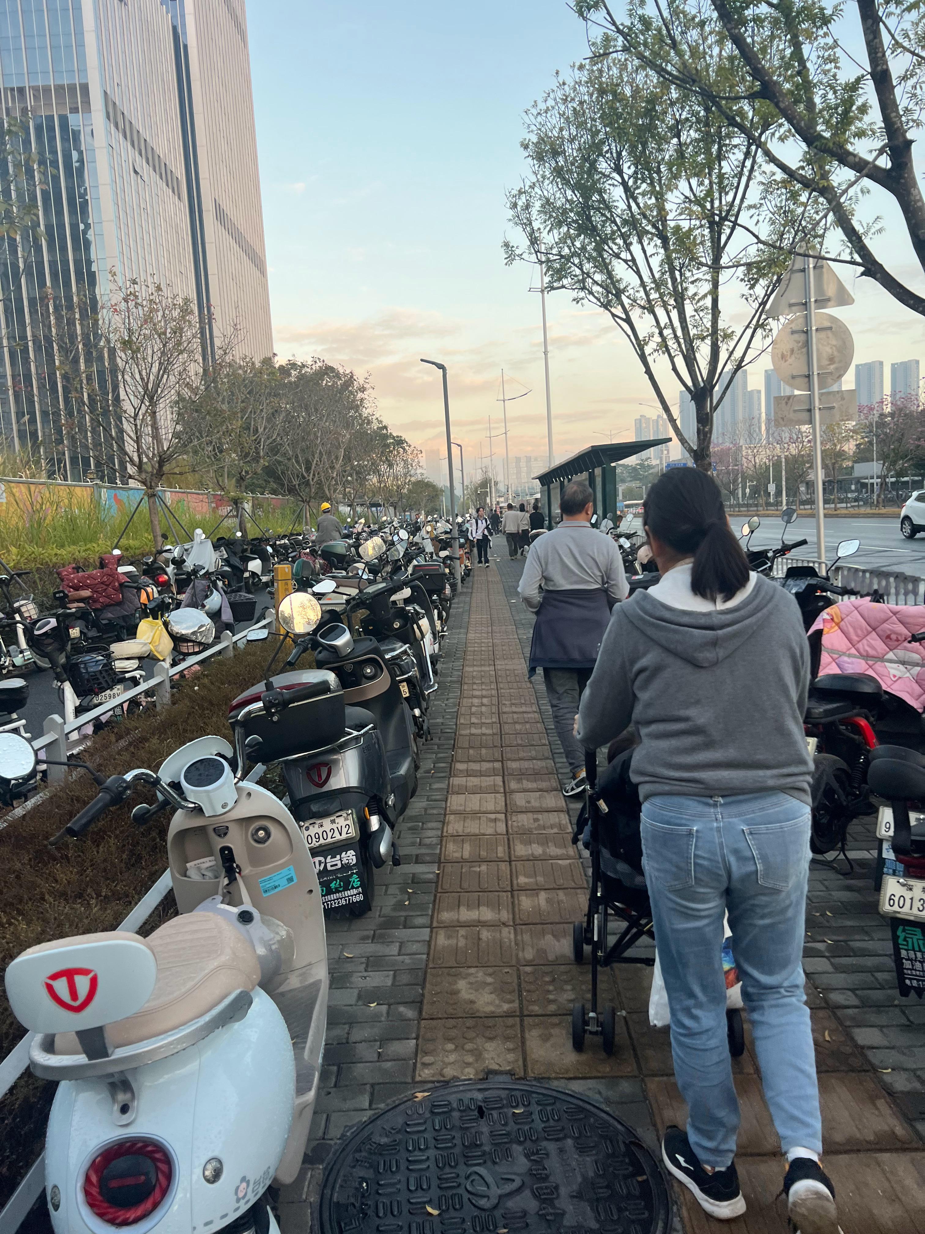 电动车管理最严的城市，深圳排名第一？最严也达不到效果。最有效的方法。行车各行其道