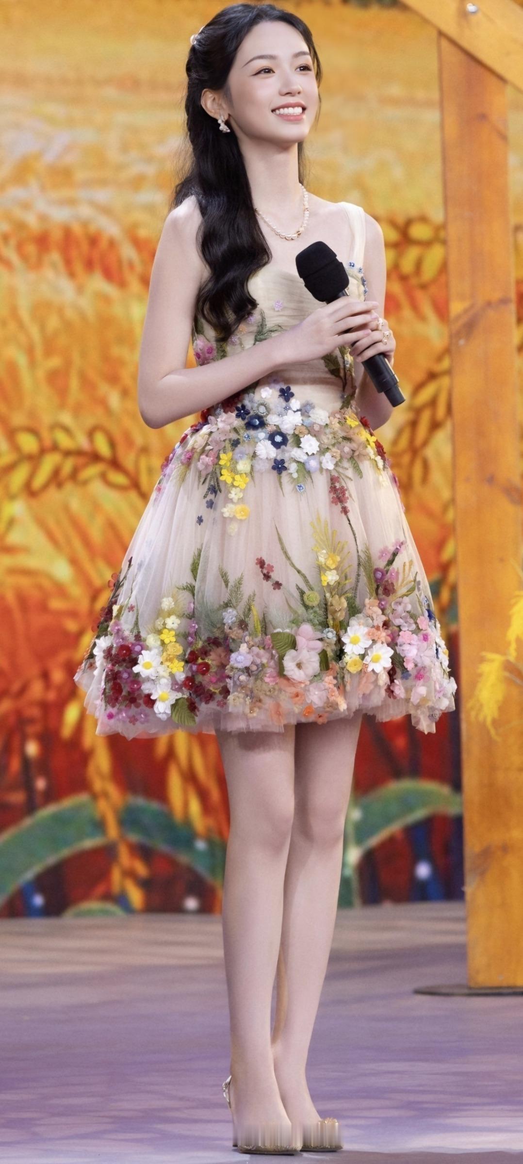 周也少女裙美腿穿搭壁纸，也子笑起来好甜呀。周也