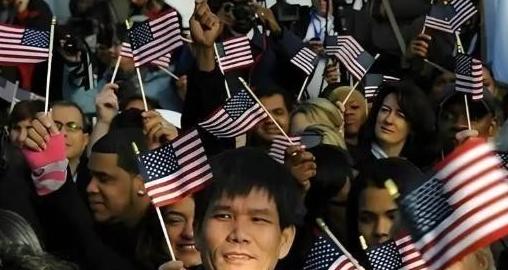 美国人曾一针见血地指出：“如果中国真的那么好，为啥还有大批人移民到美国？”中国