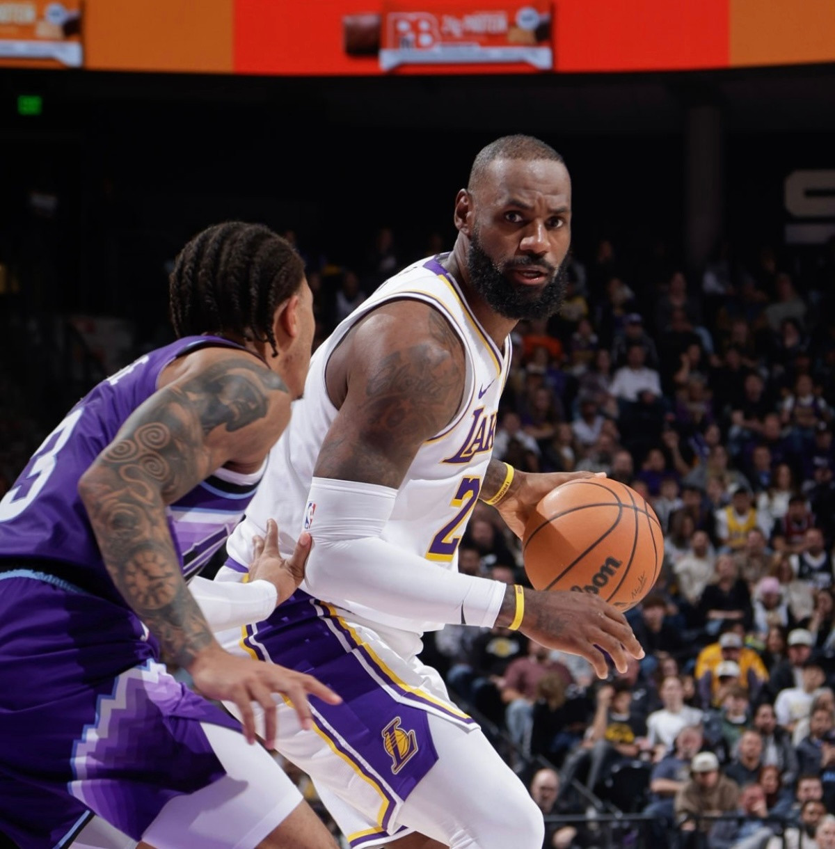 从前两场比赛来看，詹姆斯本赛季除了球权占有率（20.3）较生涯平均（31.46）