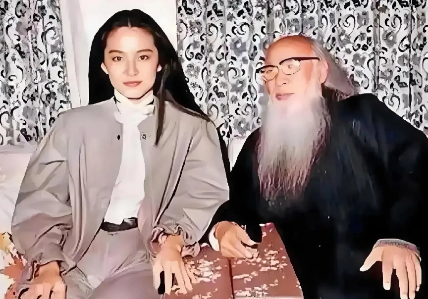 一张老照片，拍摄于1982年的台北，左边的女子是年轻时的林青霞，那时候的她正处于