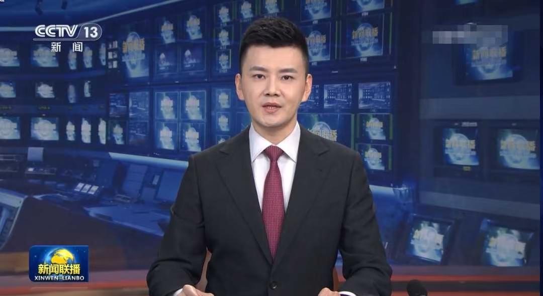 央视《新闻联播》主持人严於信生活照曝光，私底下比电视上更帅气！作为新一代国脸