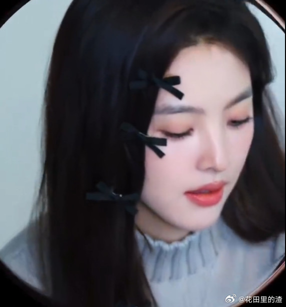 第一个猫塑章若楠的是天才家人们，我在公园看到章若楠啦！她穿着米白色毛衣，整个人