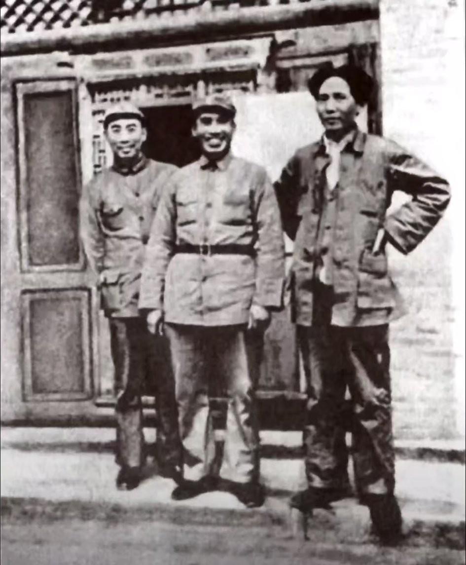 1937年延安珍贵同框：三位伟人历经16年风雨，终于拍下这张合影这张193