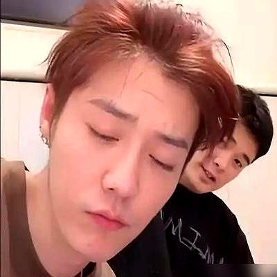 陈赫开直播打游戏，鹿晗顶着大素颜在旁边狂指挥，嘴就没停过。陈赫直接回怼：“你懂个屁，你连这个段位都没