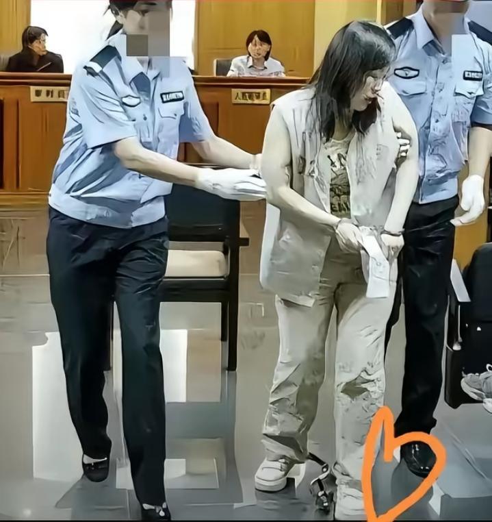 一位58岁女教师，教书育人一辈子，却栽在退休的节骨眼上。本应该提前退休，