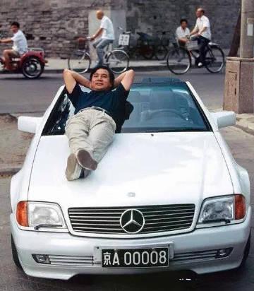 中国第一位百万富翁你们知道是谁吗？就是图里这位男士，李晓华。照片拍摄于1992年