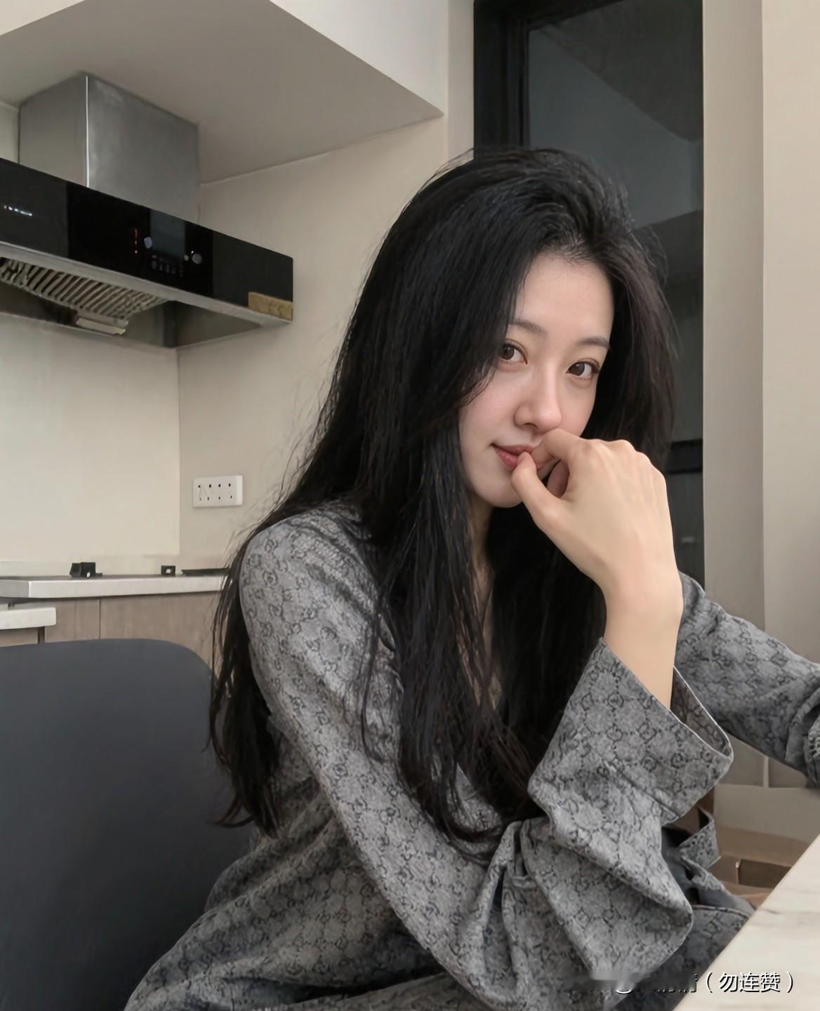 很多男人觉得，真正有魅力的女人，不是那些光鲜亮丽、时刻需要被哄的。而是那