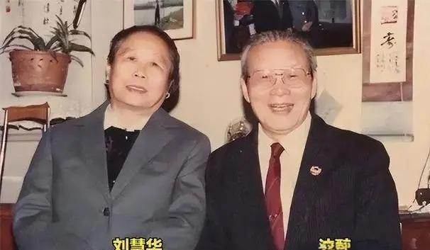 1988年，第七届全国政协会议在北京召开时，原国民党军统特务沈醉见到来参会的刘晓