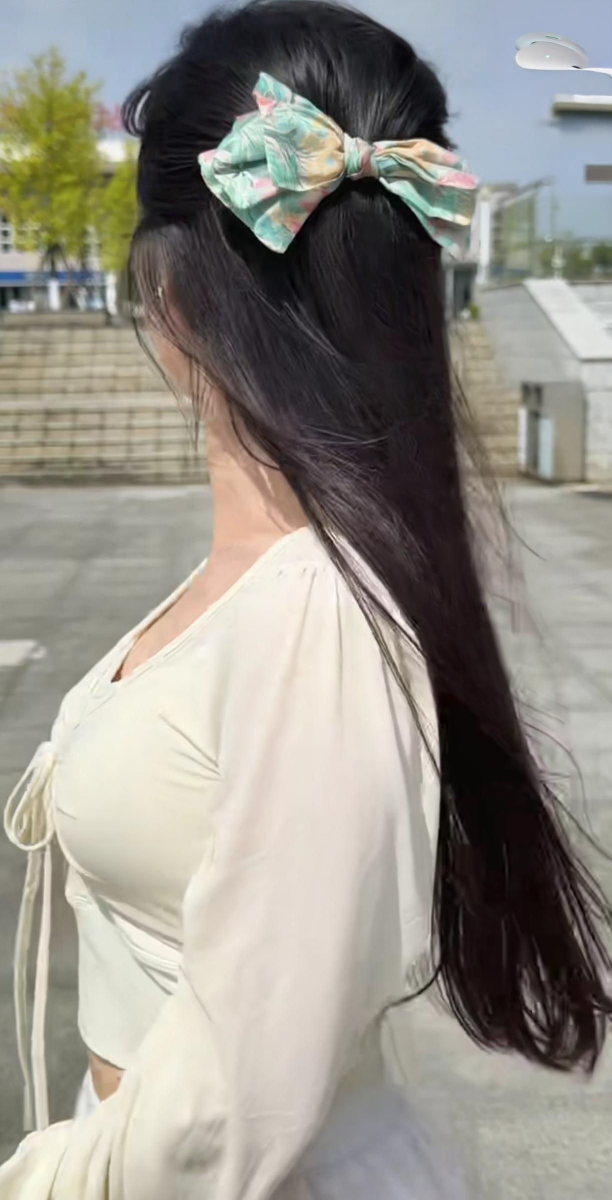 漂亮女孩在外面游玩。