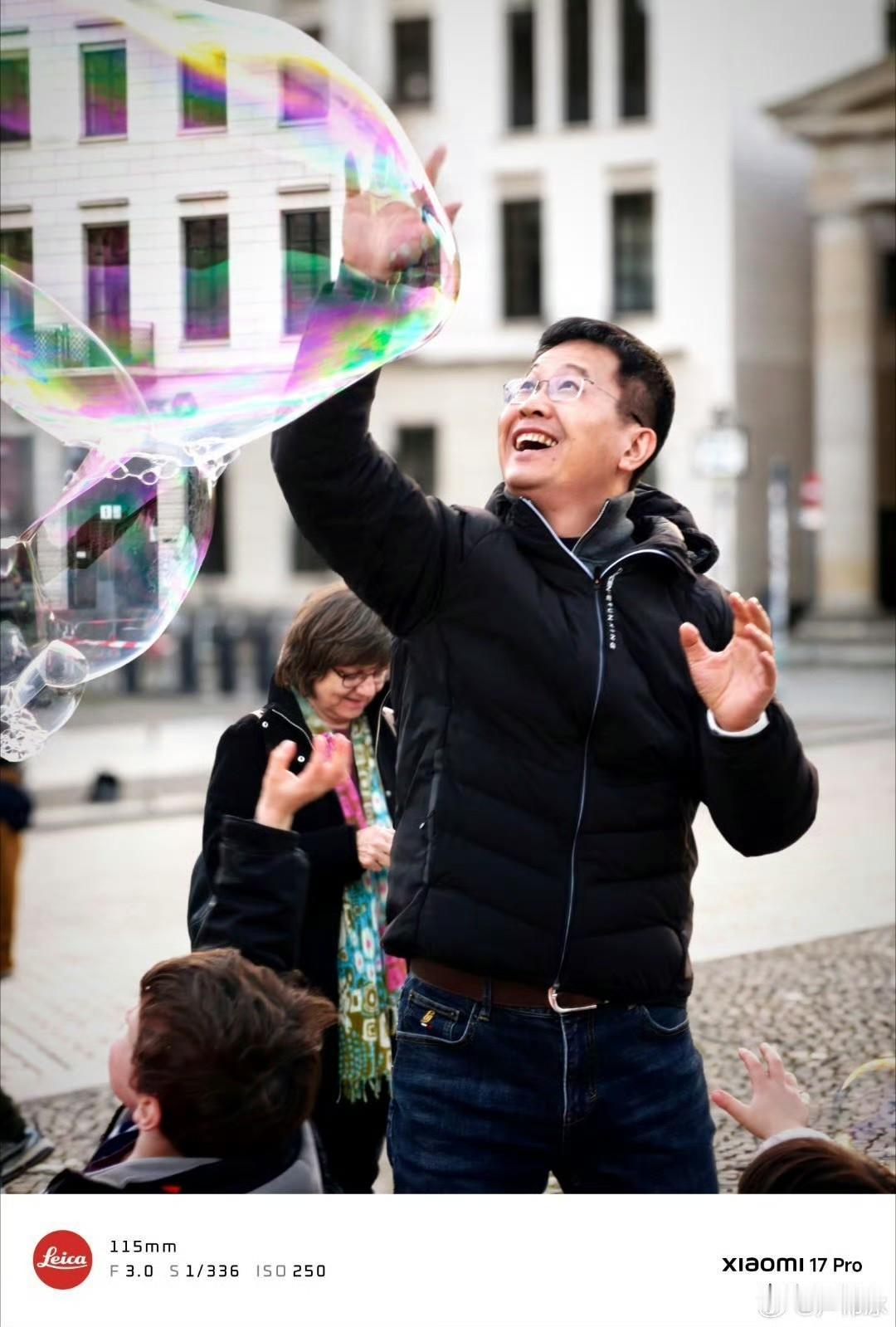 卢伟冰在德国玩泡泡！今天凌晨，人在德国的卢伟冰在休闲广场和当地的小朋友一起玩