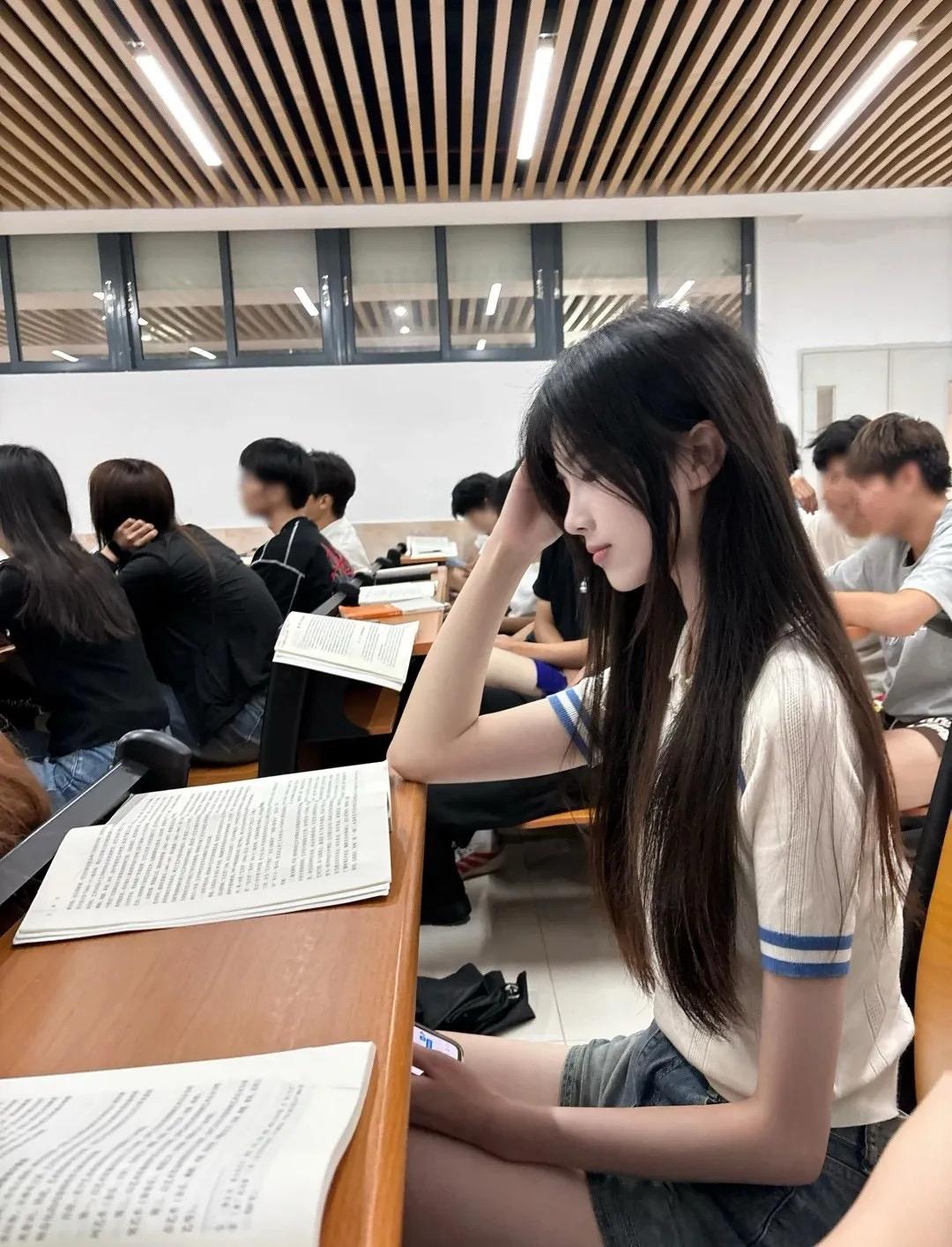 旁边做个这样的同学，你还能好好听课吗？