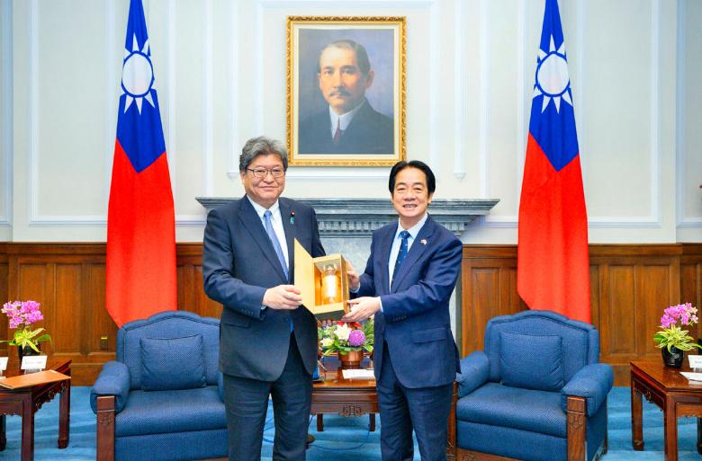 赖清德于12月22日正式作出一个史无前例重大决定。 在接见日本自民党“重量级