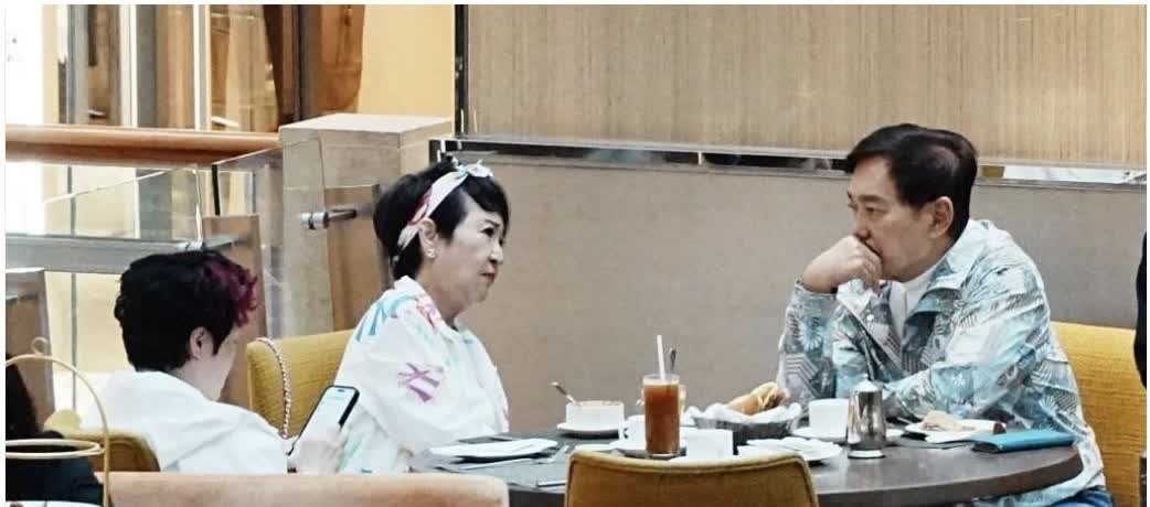 5月13日，有人看见谢霆锋的妈妈狄波拉和老公胡须K了。他们俩和老朋友陈淑芬在香港