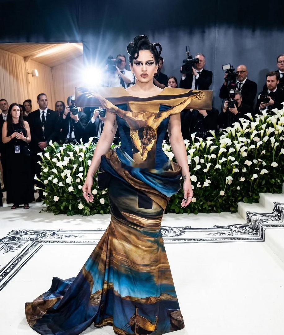 MetGala红毯大魔王们的艺术风格时尚即艺术，红毯变成了流动的画廊，高定化