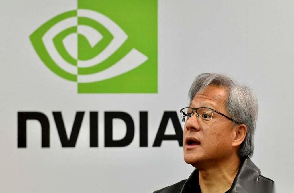 老黄这回是真急了，装不下去了。前脚还板着脸教训人，说为了保住美国第一，最好的芯