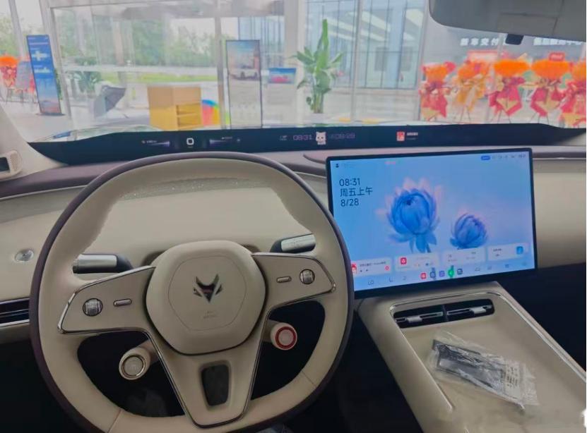 网上刷到极狐阿尔法T7一堆配置，说实话一开始不太敢相信13.28万起能给到这么多。专门跑门店实地试驾