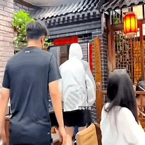 6月20日，王楚钦去玉桥餐厅吃饭结束上午训练后没回体总食堂，直接拐进这家街边
