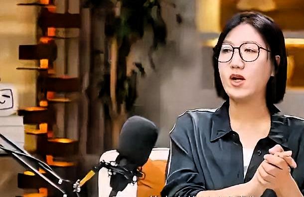 知道易立竞没上过大学之后，我脑子里第一个画面就是她盯着郭敬明的那张脸。郭敬明