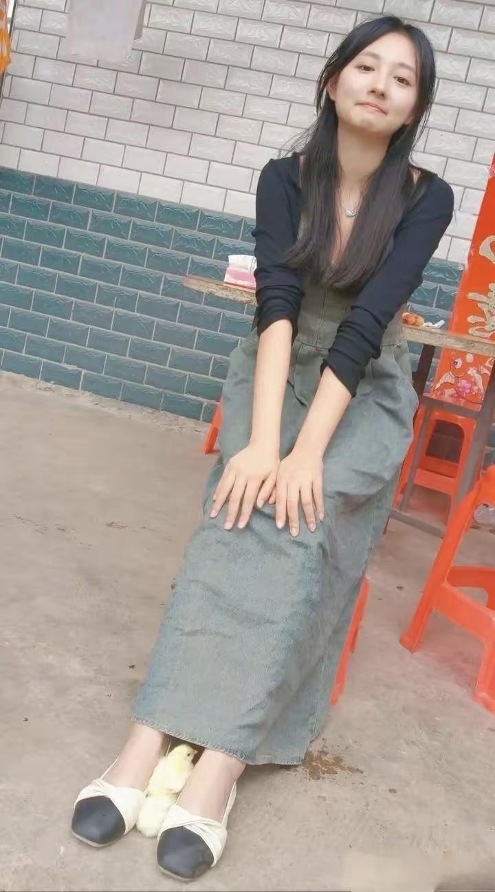 家里给介绍的相亲对象，友友们，二选一，你们会选哪个？