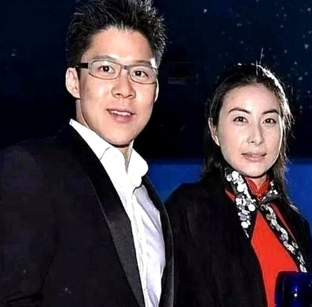 主持人直勾勾问郭晶晶：“霍家每个月给你多少生活费？”谁能想到，她轻飘飘一句话，直