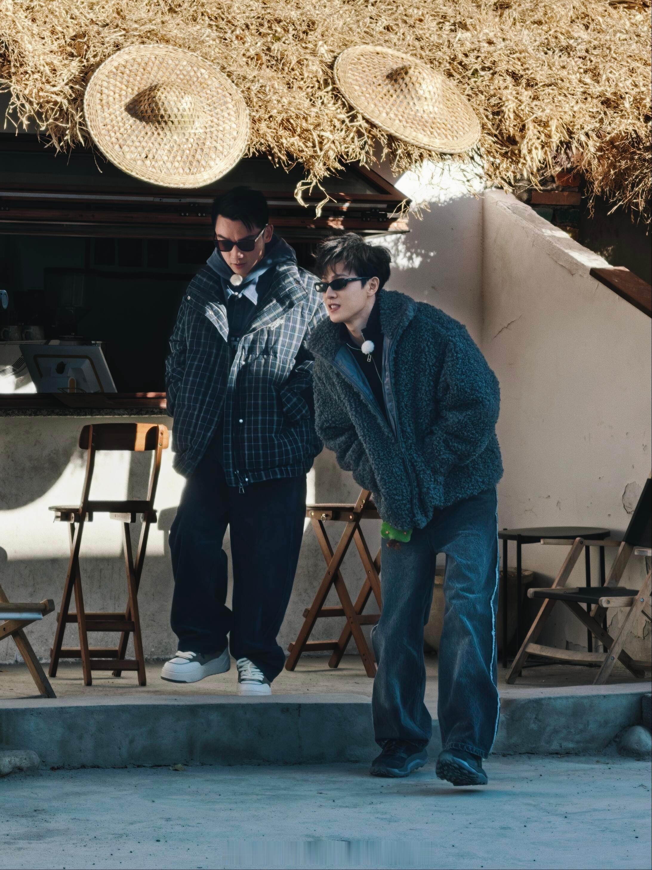 李昀锐郑恺奔跑吧录制路透，看给两人冻得！！