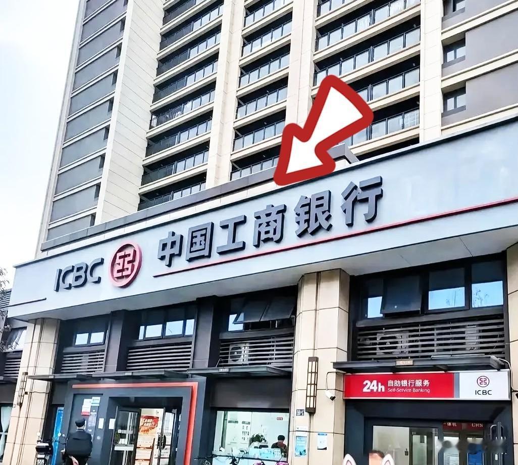 今天去趟银行，气得我差点没把卡掰了。四十万块存了五年，到期去转存。柜台小姑