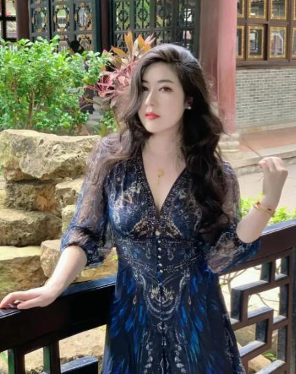 一位上了岁数的女人讲述：上海的大龄剩女，比北京还多，她们一个月两三万，有的十几万