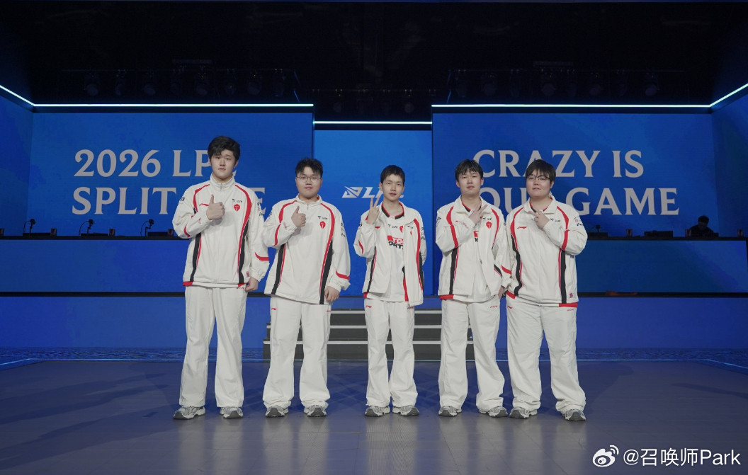 TES主教练Poppy又说错话啦刚刚发博道歉：抱歉！稍早与前队员一同观赛时聊嗨了