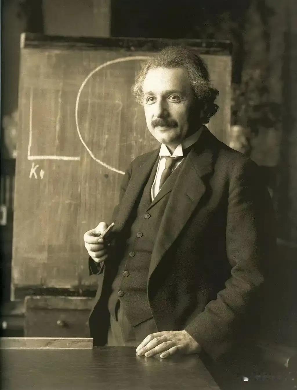 左撇子的人聪明？我不这么认为，左撇子如果聪明，那必然在人类竞争中处于优势，也必