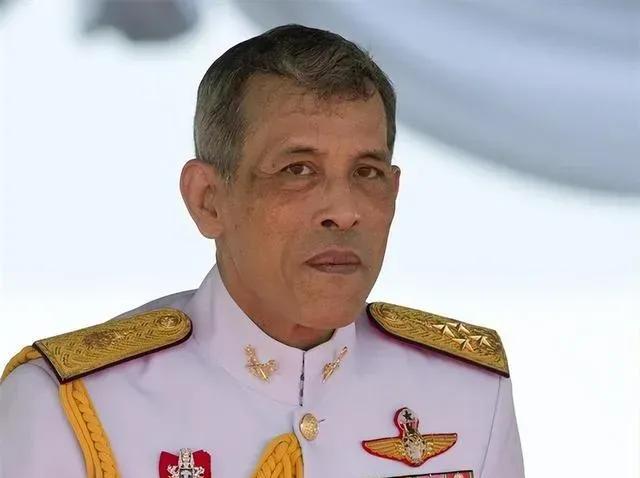 泰国国王拉玛十世一直保持沉默其传递的信号是支持总理佩通坦的，只要佩通坦搞定议会，