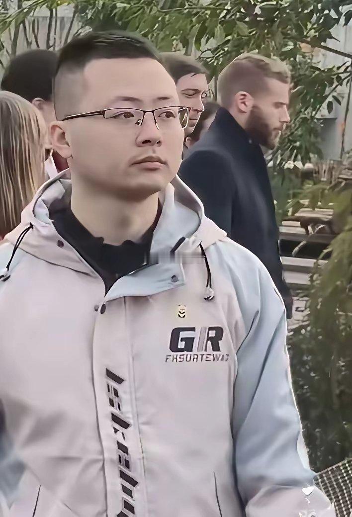 现场这位中方安保人员戴着如此的眼镜，代表什么意思?