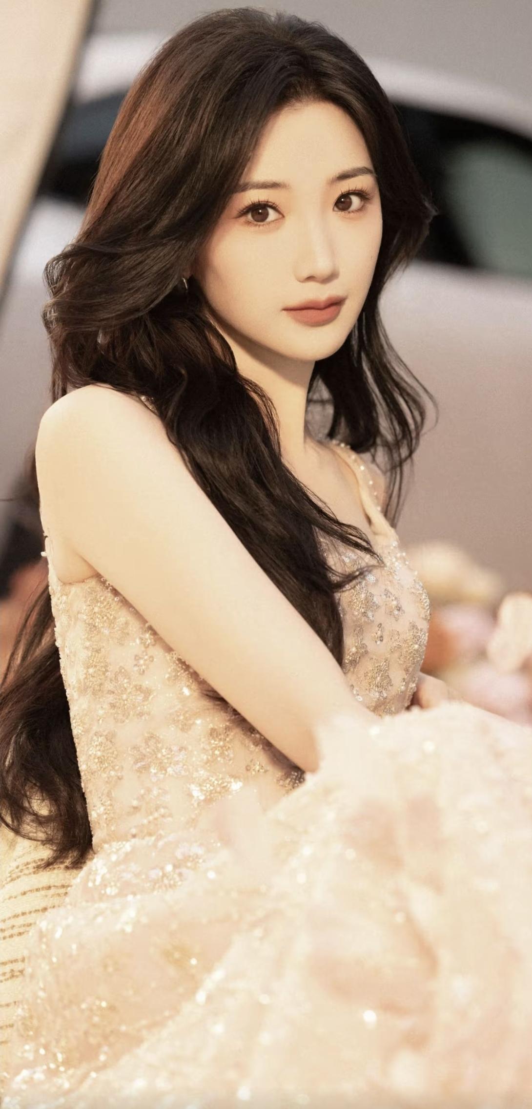 毛晓彤这一身樱花粉羽毛裙，简直是把整个春天都穿在了身上！上半身的珠片像洒满了星光