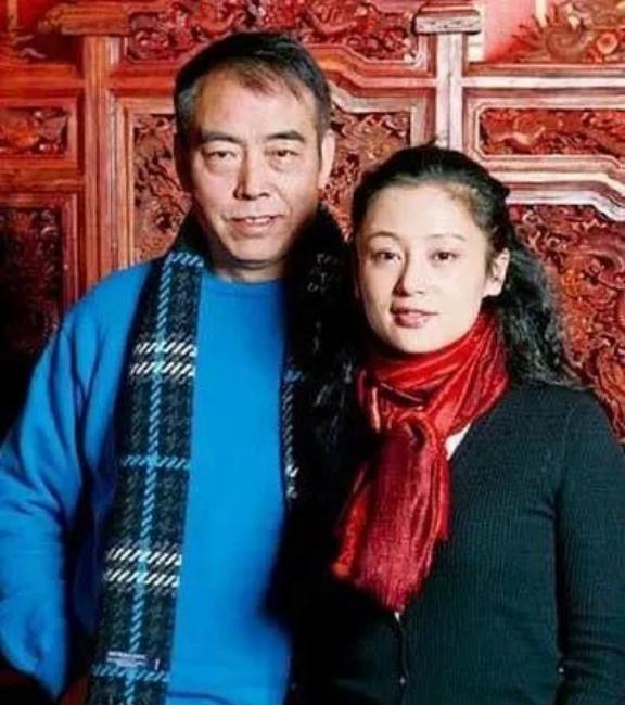 1996年，陈凯歌抛弃同居6年的倪萍，爱上了比他年轻16岁的陈红。倪萍哭着纠缠，