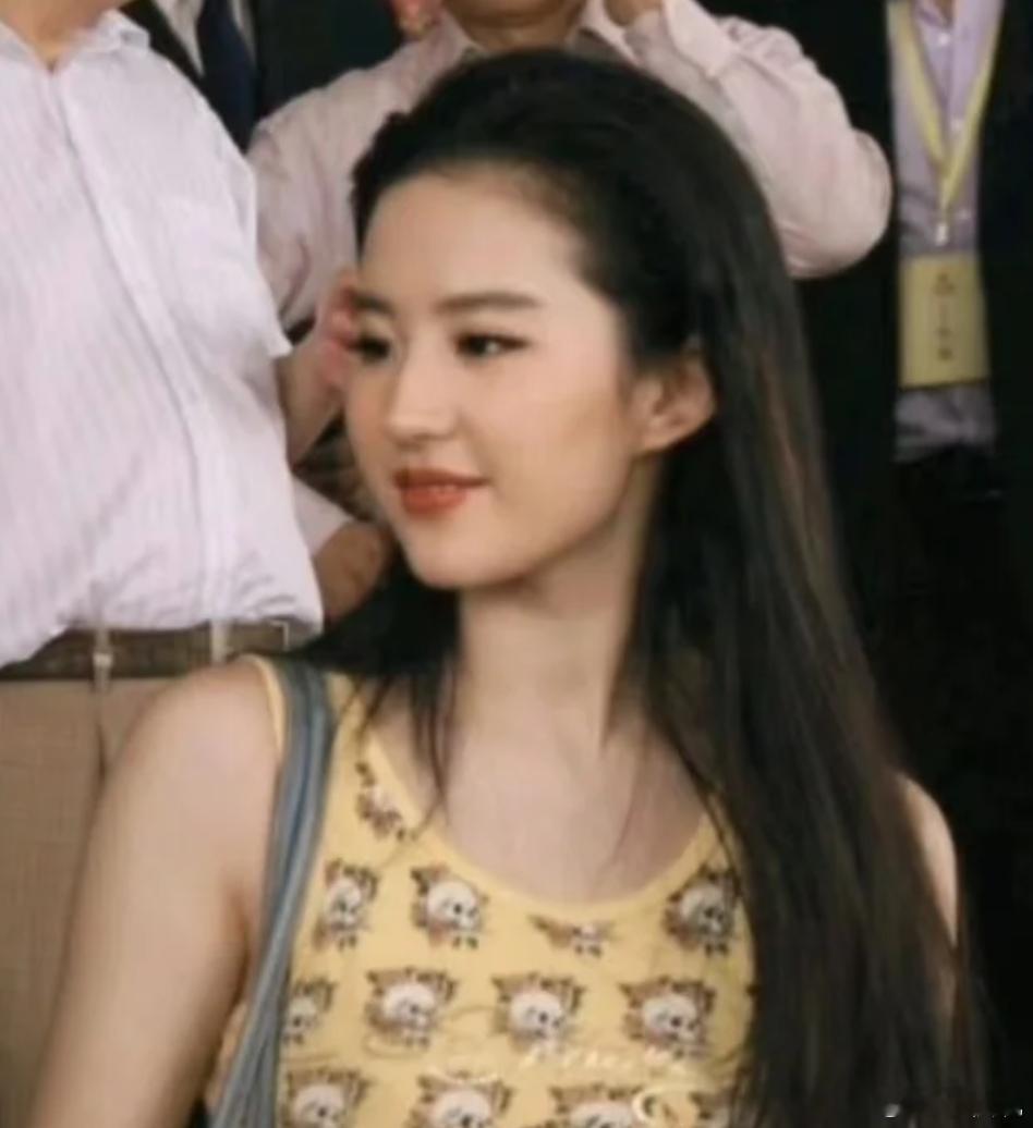 果然真美女脸型不需要遮盖，最适合刘亦菲的发型就是大光明，没有碎发鲇鱼须刘亦菲