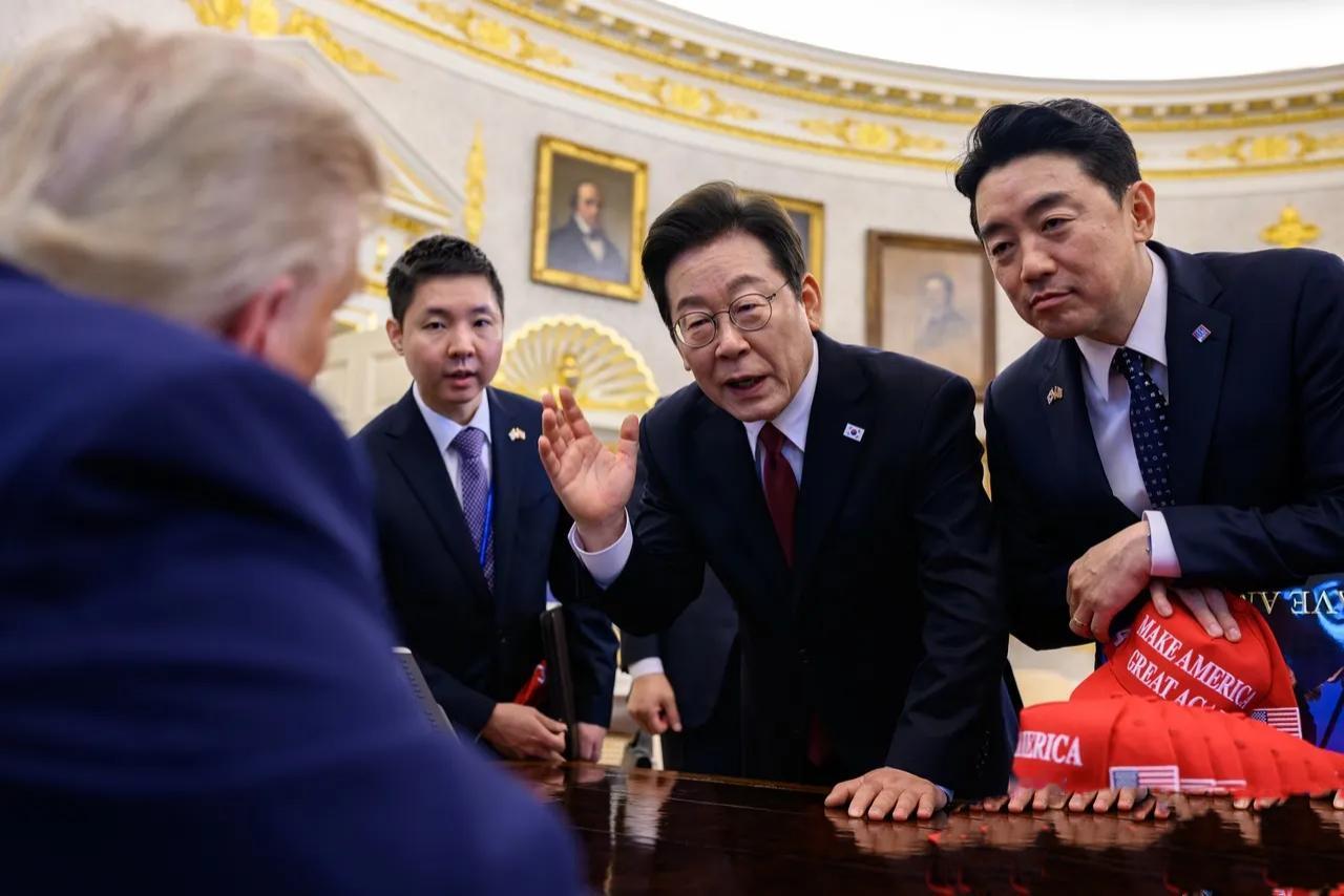 棒子网友怒了，在白宫，韩国的待遇比欧洲还低，韩国总统连小板凳都没坐，欧洲首脑在