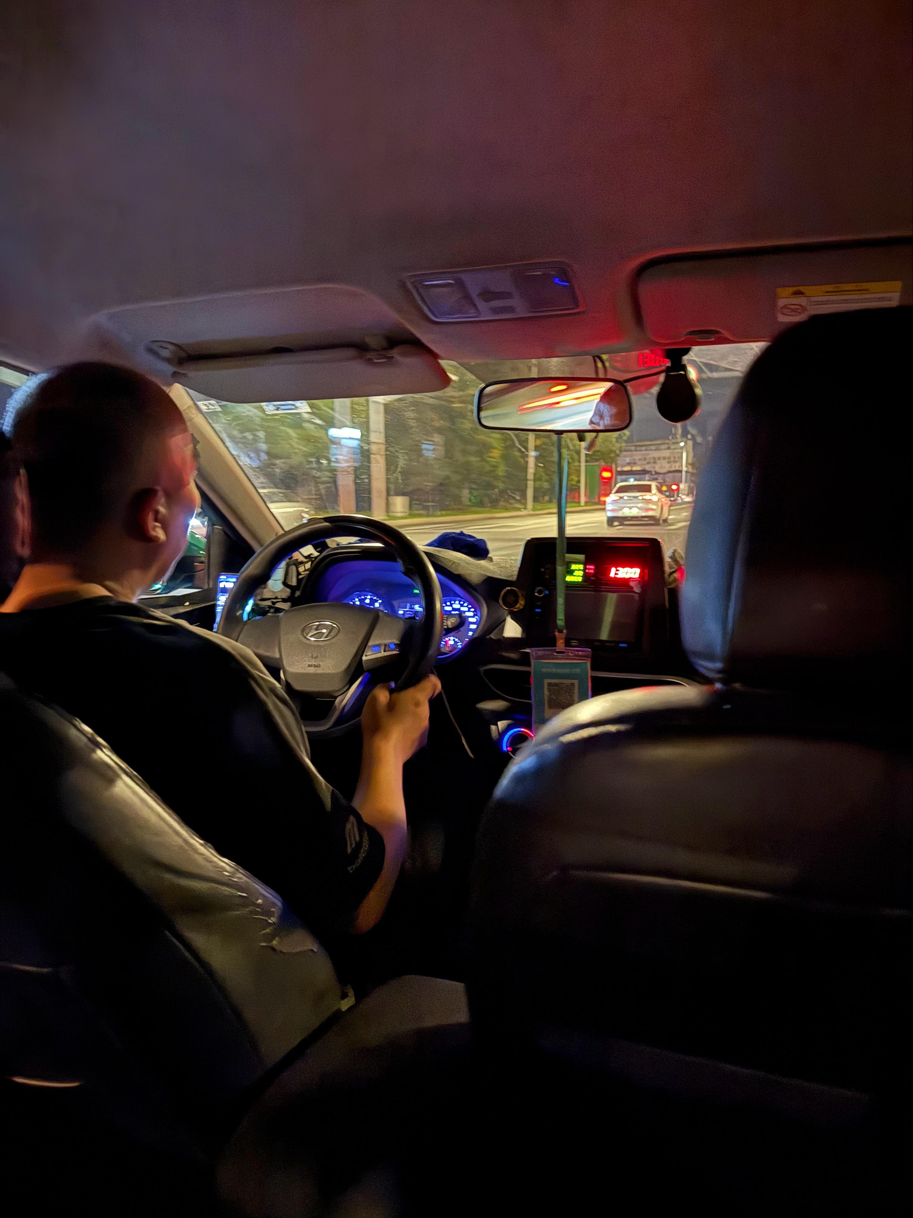 杭州落地，机场打了一个出租车，嫌我打车去的地方太近。我低头一看，20公里都算近了