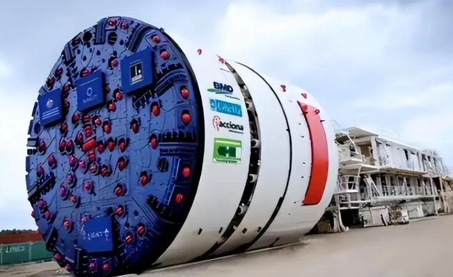 这两天，印度媒体那头简直跟过年一样，全都在疯狂刷屏一件事：两台巨型盾构机，终于从