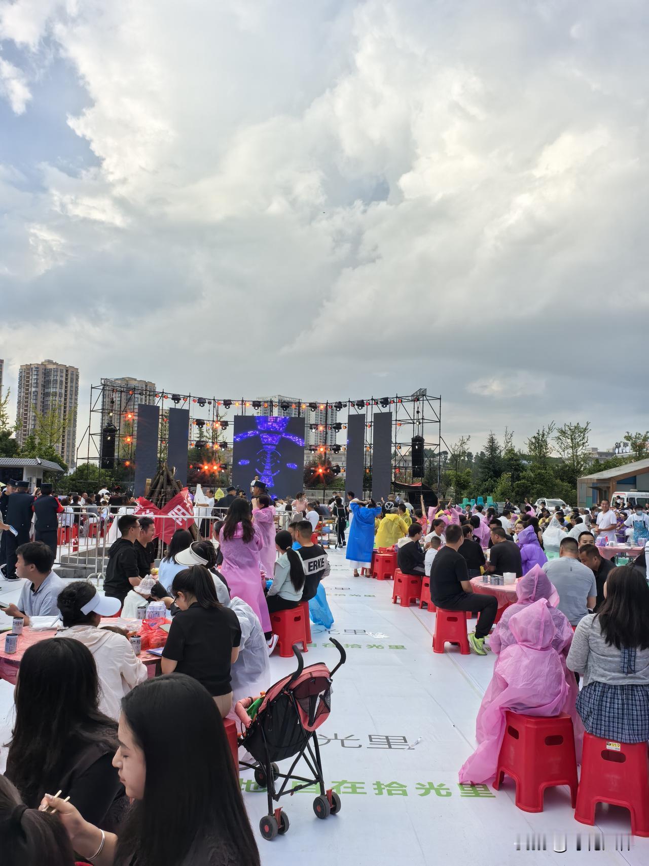 在贵州玩了十多天，前前后后是跑了毕节和六盘水的两个地市的五个县，也算是避暑吧，但