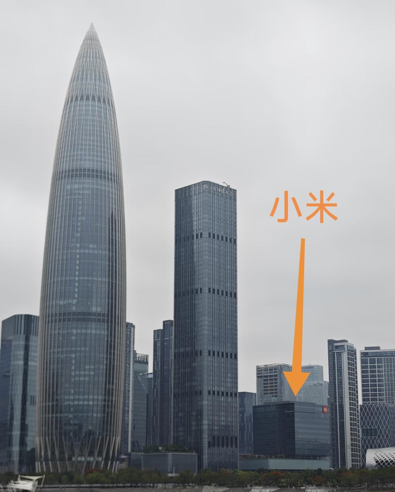 大概是后海湾最矮的大厦了。小米深圳总部。楼下是一家小米之家，二层有一些展览。