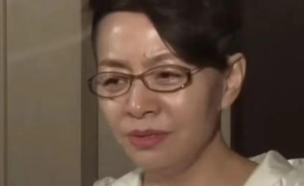 胡歌说，看到杨紫《生命树》的定妆照时，第一反应是"这谁啊"。他说自己在剧组时每天
