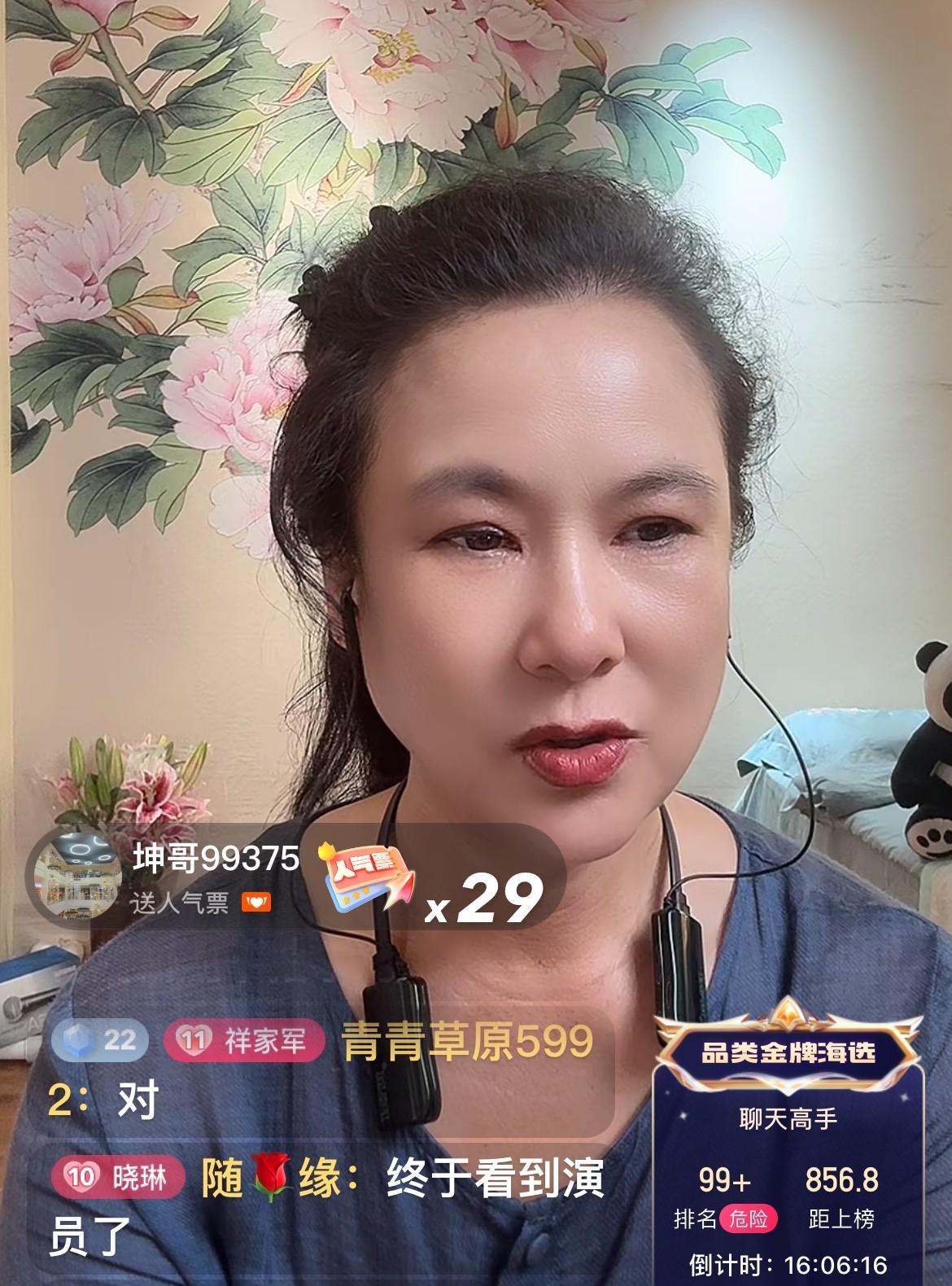 7月23日，二人转演员王小华出现在直播间，王小华说：不建议女人单身，有些事女人干