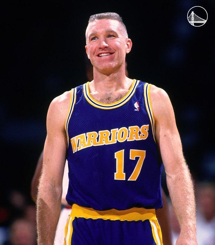 这菜鸟三分比新秀库里还准。不是比喻。第四顺位的他，29场轰下100记三分，甩